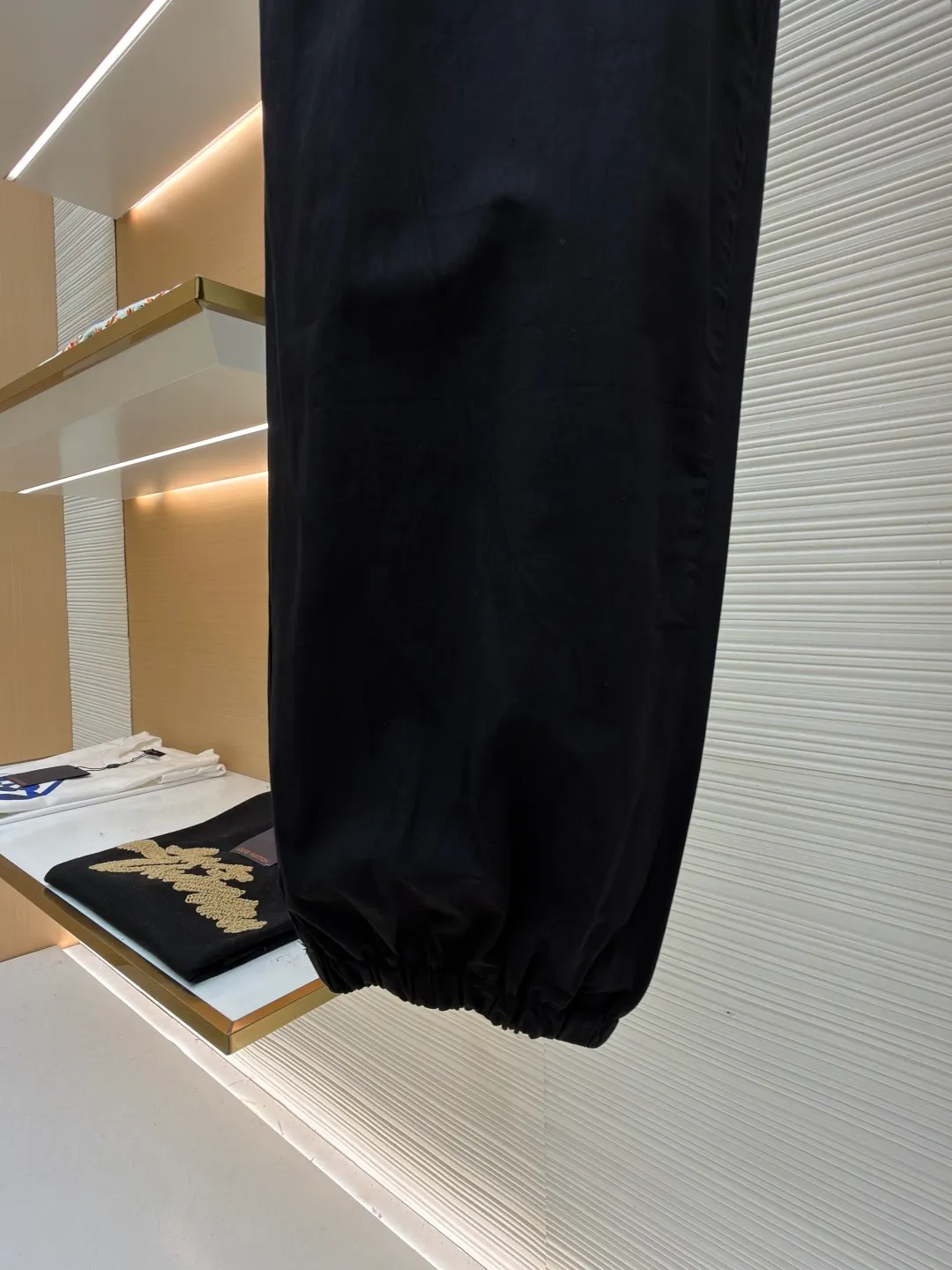 P430 Stonelsland badge casual trousers ●Original version: 3730 purchase and development ●Item number: 1681434-A85 ●Fabric: Yunmian Yixu moisture-permeable soft-skin satin fabric ●Technology: embroidery production ●Color: black ●Version: Fitted version ●Weight: about 445 grams ●Size: 34-36-38-40 ●Description: Customized Yunmian Yixu moisture-permeable soft-skin satin, refreshing and breathable Comfortable and skin-friendly. The black base is calm and elegant. The iconic Stonesland badge is embellished on the side of the trousers. It is like a unique medal to highlight the brand's imprint. It abandons complexity and outlines a neat silhouette with simple lines to outline a casual and free style. Calmly interpret a unique style chapter, using imported machine embroidery technology. Use advanced computer control systems and precision mechanical components to realize the Stonesland badge embroidery operation with high precision. The lines are smooth and delicate, and the fabrics have been heavily fermented and washed. It has better hand feel and texture, is not easy to deform, shrink or fade, and maintains long-term beauty. The overall wiring is straight and delicate, the fabric is comfortable and soft, and the color is consistent without color difference. It can be matched with the same style to create a fashionable look and control various occasions. Customized accessories, complete with three standards, same style for men and women!